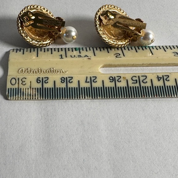 Sarah Coventry Set Gold Tone Red Enamel clip-on Earrings and matching brooch - Picture 7 of 7